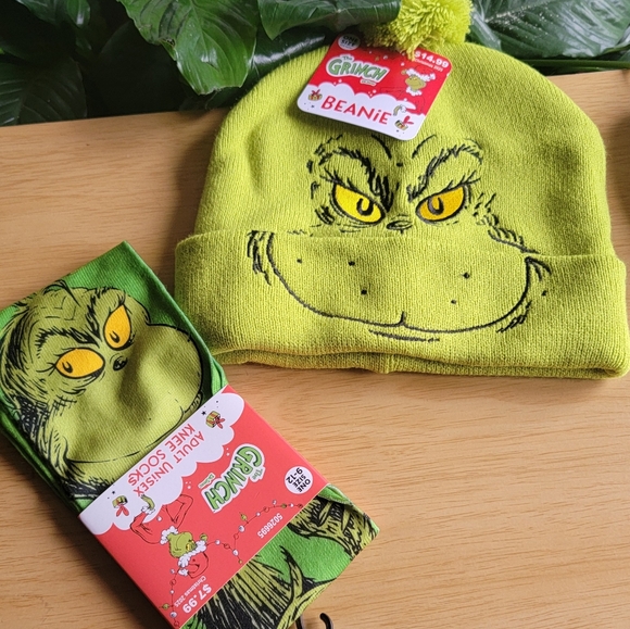 The Grinch Accessories - The Grinch Beanie Hat And Knee Socks. Adult. Unisex.
